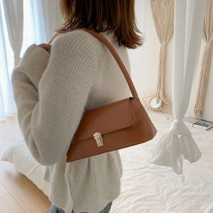 Sac sous le bras style rétro français en cuir marron caramel avec fermoir doré pour femme