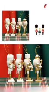 Détail de quatre ornements de Noël soldats casse-noisettes en bois blanc et doré avec cordon