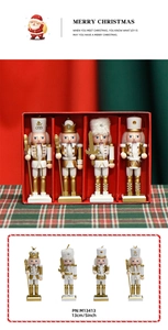 Gros plan de quatre ornements de casse-noisettes en bois blanc et or de 13 cm pour Noël