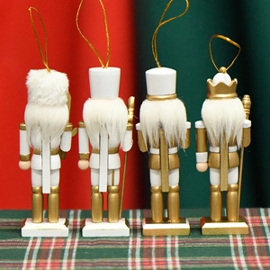 Lot de quatre soldats casse-noisettes de 13 cm blancs et dorés avec détails en peluche