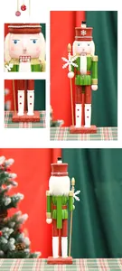 Détail d'un casse-noisette en bois de 38 cm avec uniforme vert et chapeau rouge brillant