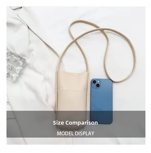 Größenvergleich zwischen beiger Crossbody-Handytasche aus Leder und einem Smartphone