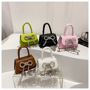Mini sacs à main en cinq couleurs avec nœuds en strass et bandoulières chaîne argent