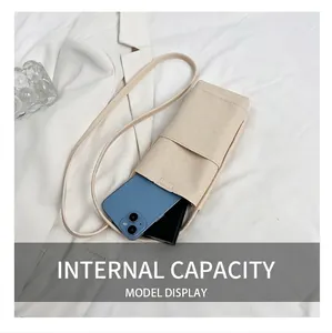 Detailansicht der beigen Handy-Tasche aus Leder mit Lychee-Muster und Innenkapazität