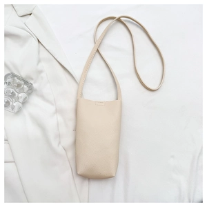 Gros plan d'un mini sac à bandoulière crème avec texture grainée et bandoulière fine