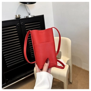 Détail du mini sac à bandoulière en cuir rouge à texture litchi de haute qualité