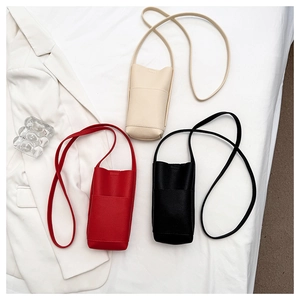 Drei elegante Handy-Umhängetaschen aus Leder in Rot, Schwarz und Beige mit Kartenfach