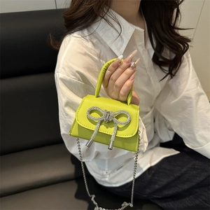 Mini sac à main vert en cuir avec nœud en strass et bandoulière chaîne argentée