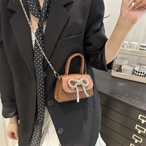 Mini sac bandoulière en cuir marron avec nœud strassé et chaîne argentée