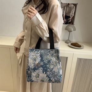 Elegante borsa tote jacquard con motivo a margherite blu e manici in tessuto nero