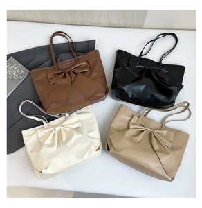 Sacs cabas à nœuds en marron, noir, blanc et kaki présentés à plat avec détails