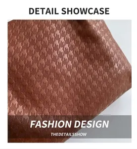 Détail du cuir marron avec motif pied-de-poule gaufré pour un sac cabas texturé raffiné