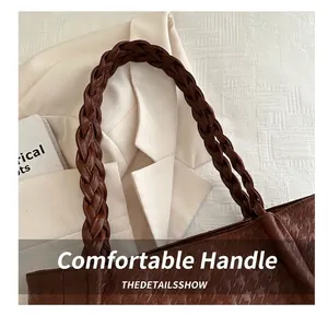 Détail du sac cabas marron foncé à motif pied-de-poule et poignée en cuir tressé