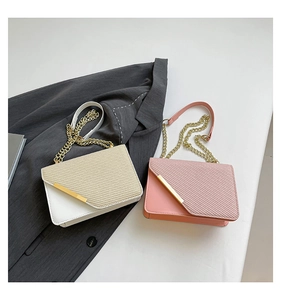 Détails des sacs à bandoulière avec texture tissée et bandoulières en chaîne dorée