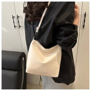 Détail du sac à bandoulière minimaliste crème avec boucle argentée ajustable