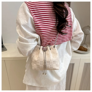 Fashionable white woven drawstring bucket bag with silver chain and pearl butterfly charm