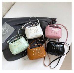Sacs cabas en cinq couleurs avec détails élégants en perles 'SM' et poignées hautes