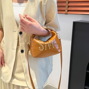 Sac fourre-tout brillant caramel avec clous dorés, sac à main et bandoulière polyvalent
