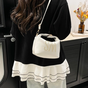 Sac cabas blanc en cuir avec monogramme SM clouté doré et fine bandoulière réglable