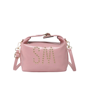 Sac à main en cuir verni rose avec lettres SM en rivets dorés et bandoulière