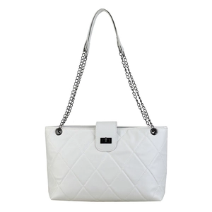 Borsa tote trapuntata bianca con motivo a rombi, catena in metallo grigio e chiusura a scatto