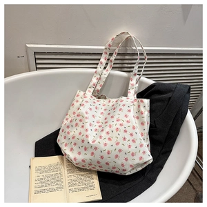 Dettaglio borsa shopper in tela a fiori con rose rosa e doppie maniglie in cotone