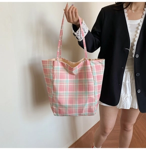 Détail du grand sac cabas en nylon à carreaux avec motif à carreaux rose et vert