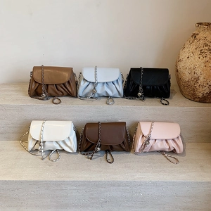 2025 Casual pleated cloud shoulder bags in six colors with metallic chain and large capacity