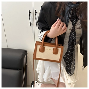 Détail du sac à bandoulière vintage en toile et cuir marron avec logo Amity 1986