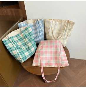 Présentation de sacs cabas en toile à carreaux en vert, bleu, jaune et rose