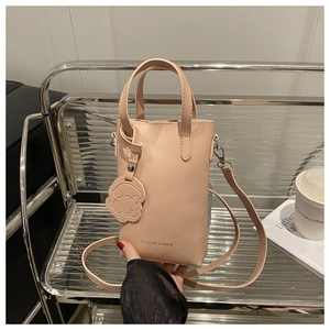 Nahaufnahme der rosa Mini-Tragetasche mit Hundeanhänger auf einem modernen Regal