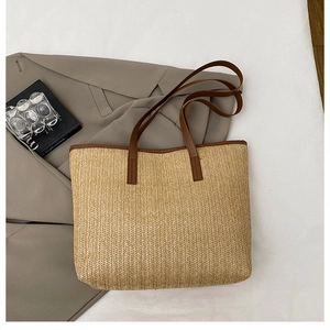 Grand sac cabas en paille avec anses marron et esthétique neutre idéale pour le trajet