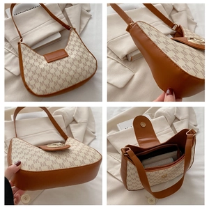 Détails du sac sous le bras vintage avec imprimé M et boucle dorée élégante