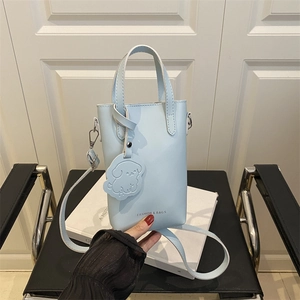 Damen Fashion Minimalistische PU Leder Umhängetasche Mit Hund Anhänger Mini Tote Handtasche Vertikale Handytasche Alltag