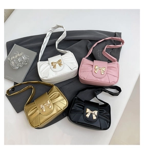Détail du sac en cuir PU plissé avec boucle noeud en métal doré en quatre coloris
