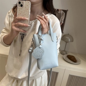 Minimalistische hellblaue Handtasche mit Hundeanänger und Schultergurt, Modeaccessoire
