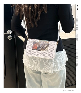 Détail de l'imprimé journal rétro sur un petit sac à bandoulière blanc chic