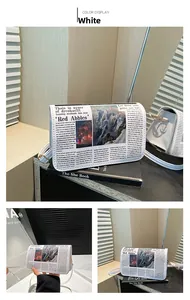 Dettaglio della stampa di giornale vintage su borsa bianca con fibbia in metallo dorato