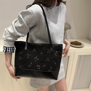 Grand sac cabas en velours côtelé imprimé cerises avec base en cuir et anses longues