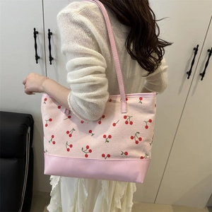 Sac fourre-tout en velours côtelé rose avec imprimé cerises et base en simili cuir