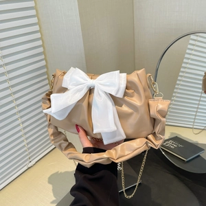 Sac à Épaule Plissé à Nœud pour Femmes Mode Sac Bandoulière en Cuir PU Avec Chaîne Dorée Doux Élégant Sac Sous le Bras