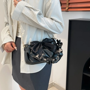 Sac à bandoulière noir plissé avec grand nœud et chaîne dorée au design élégant