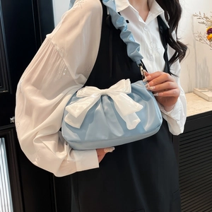 Sac à bandoulière plissé bleu clair avec un grand nœud en satin blanc et boucle d'or