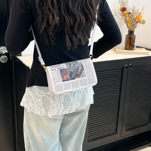 Borsa a tracolla alla moda stampa giornale con grafiche vintage e ecopelle bianca