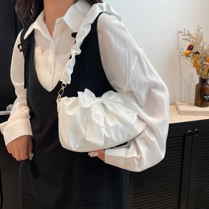 Sac à bandoulière blanc brillant avec nœud, plis nuages et sangle amovible