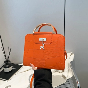 Sac bandoulière orange motif croco avec poignée anneau doré et pendentif cerf