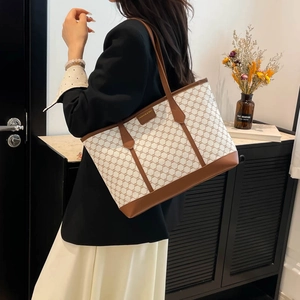 Beige Shopper-Tasche für Damen mit braunem Monogramm-Muster und goldenem Logo-Schild