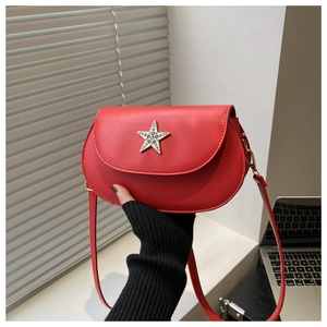 Detail der roten Satteltasche mit funkelndem silbernem Stern aus Strass und glattem PU-Leder