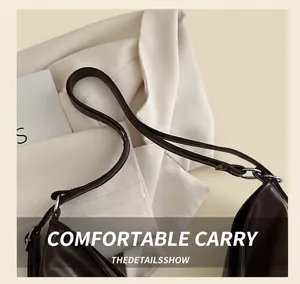 Détail du sac à dos en cuir marron avec anneau métallique argenté et fine bandoulière