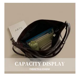 Intérieur d'un grand sac cabas en cuir marron montrant sa capacité de rangement spacieuse